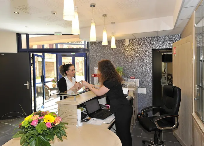 Logis Hotel Restaurant Les 2 Rives - A75, En Bordure De Riviere