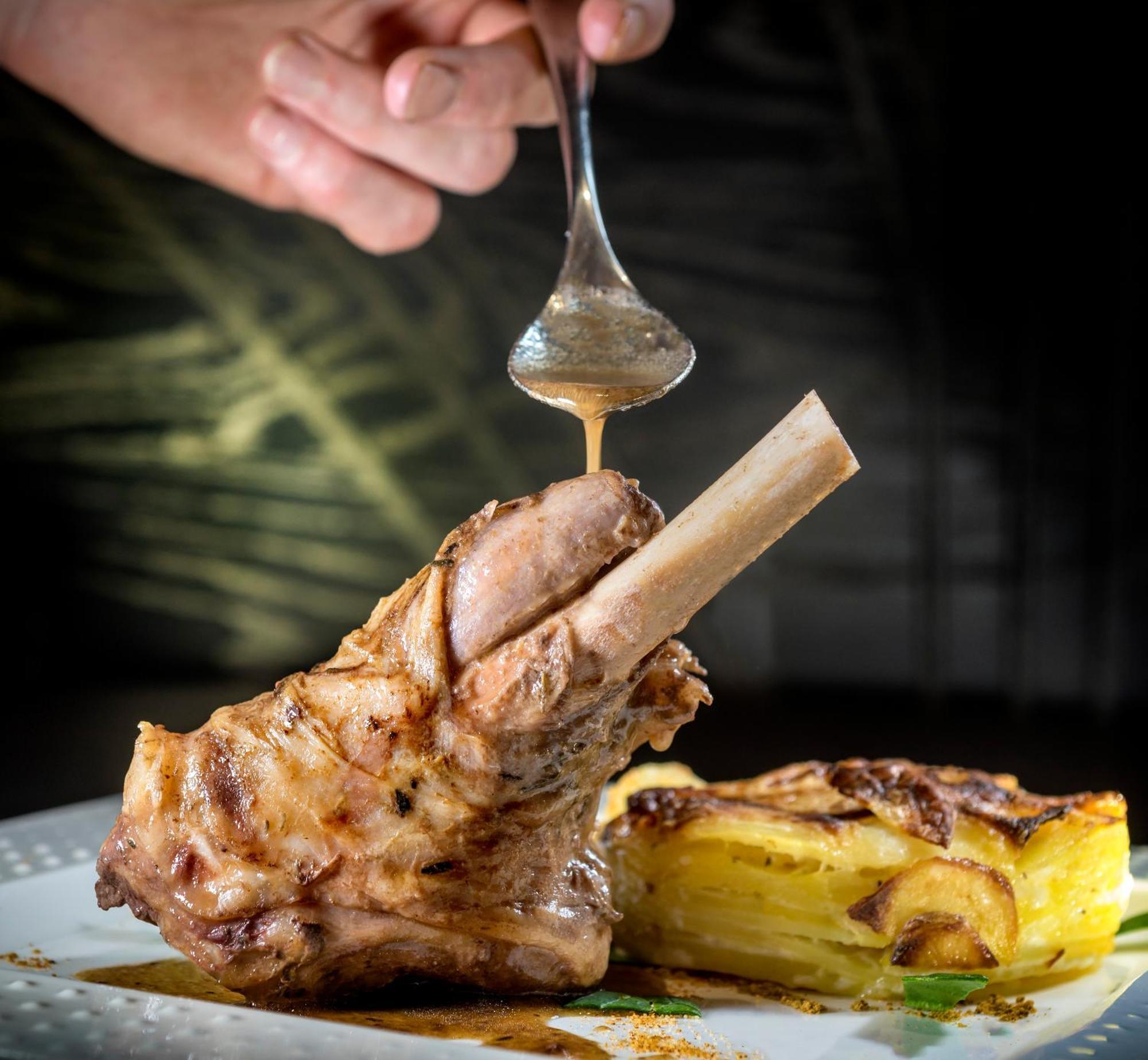 Logis Restaurant Les 2 Rives - A75, En Bordure De Riviere
