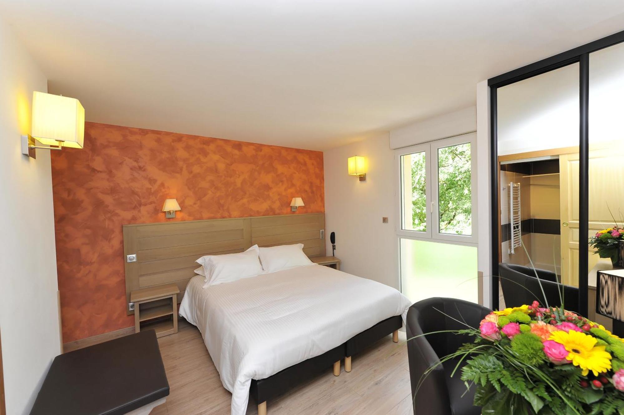Logis Restaurant Les 2 Rives - A75, En Bordure De Riviere Hotel 3*