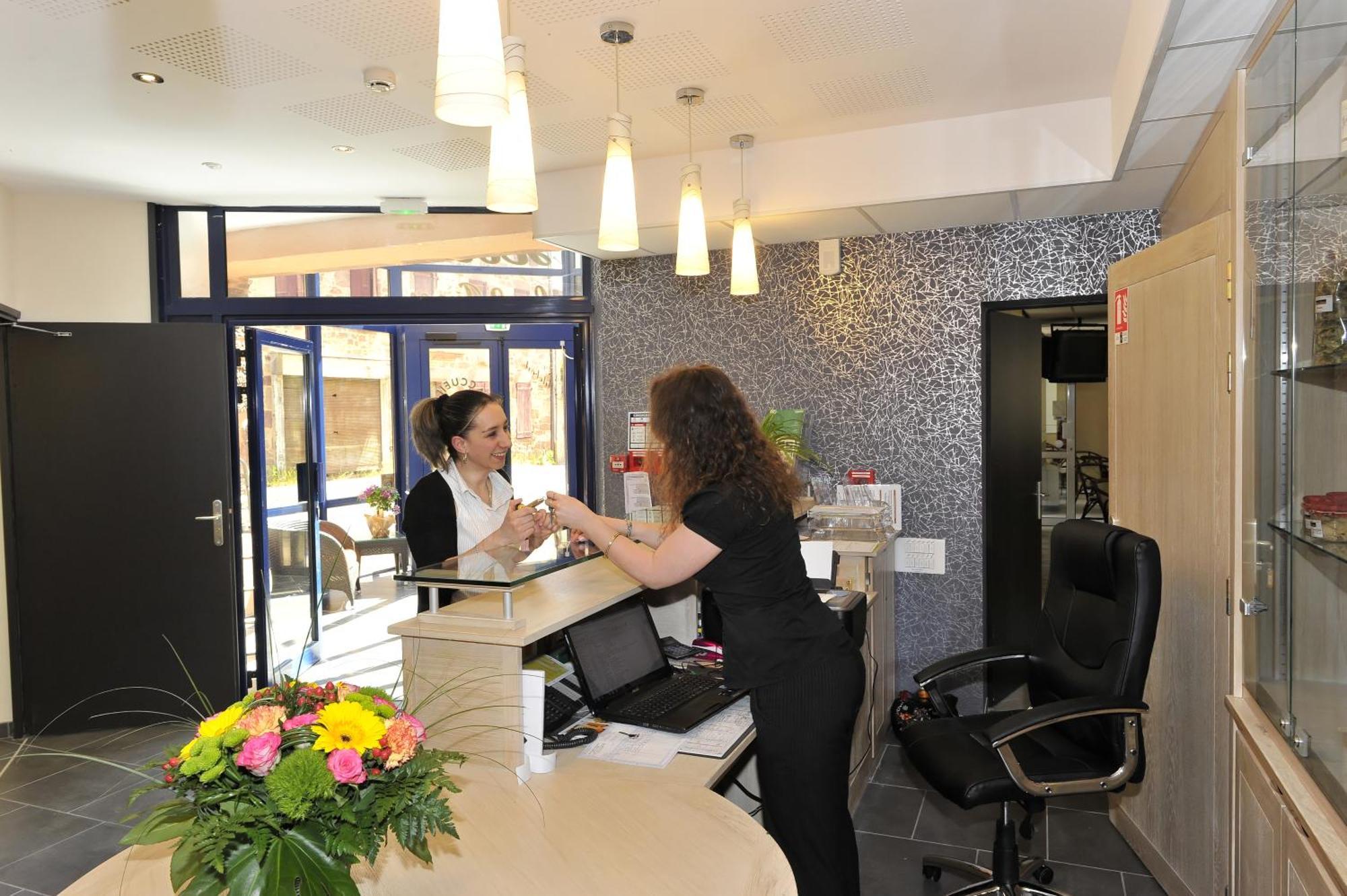 Hotel Logis Restaurant Les 2 Rives - A75, En Bordure De Riviere